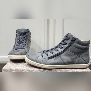 Taos Union Sneaker, size 7.5